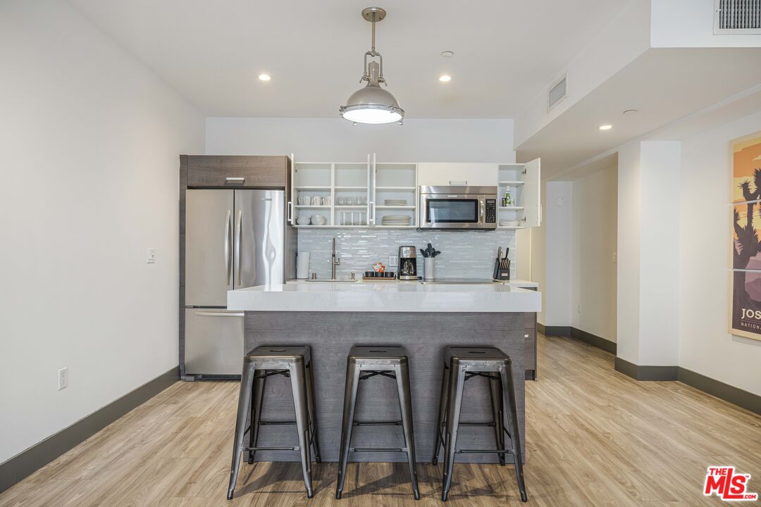 932 S Hill St Unit: 402