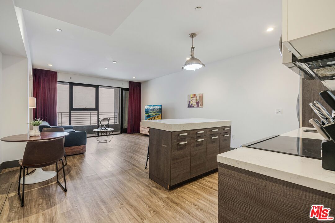 932 S Hill St Unit: 402