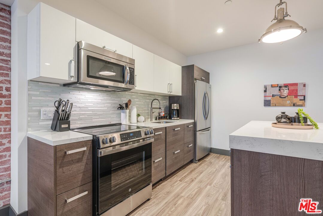 932 S Hill St Unit: 406