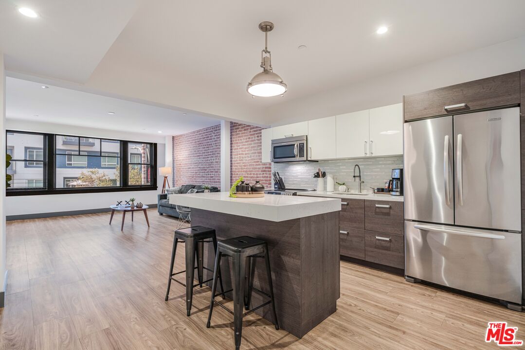932 S Hill St Unit: 406