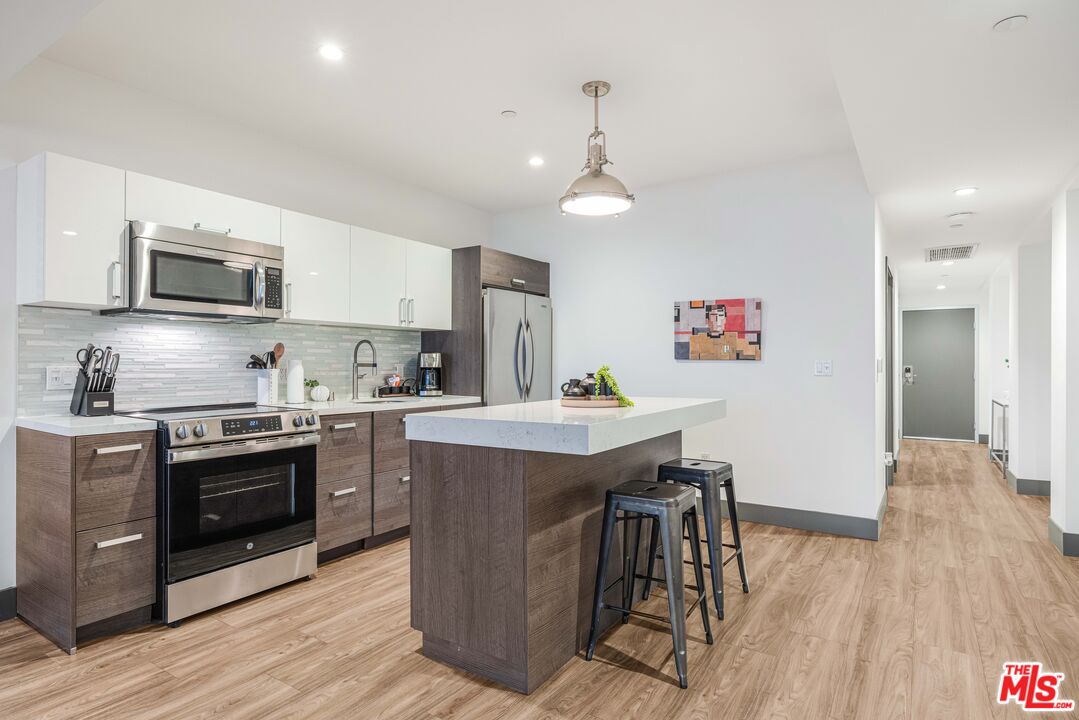 932 S Hill St Unit: 406