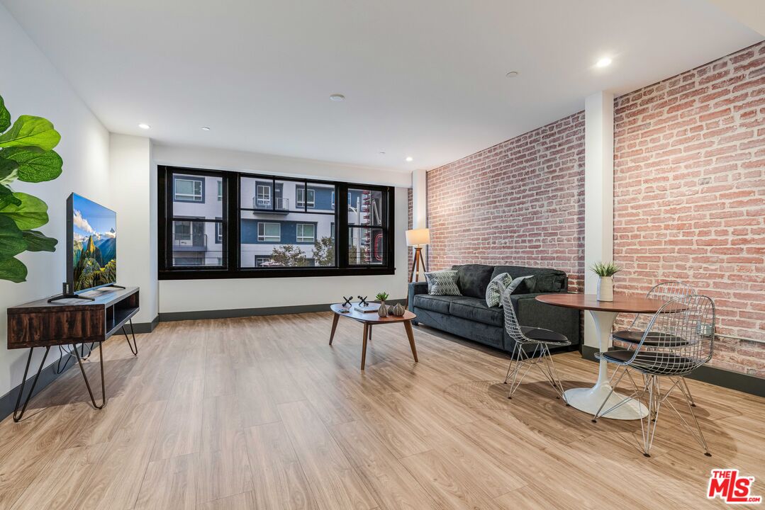 932 S Hill St Unit: 406