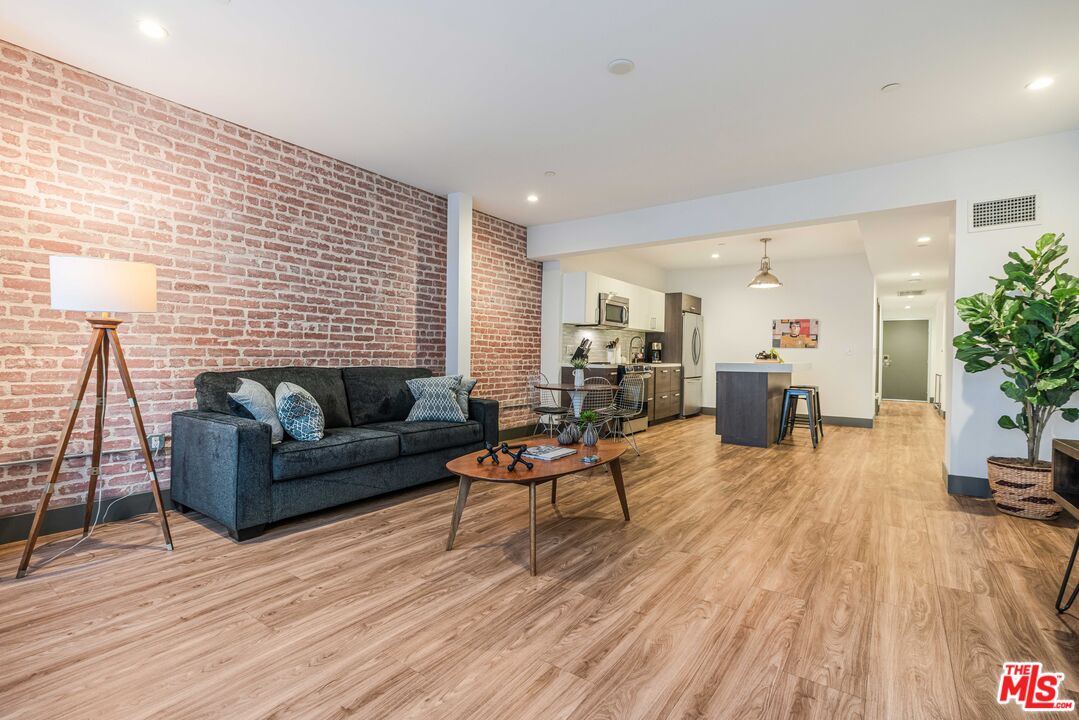 932 S Hill St Unit: 406