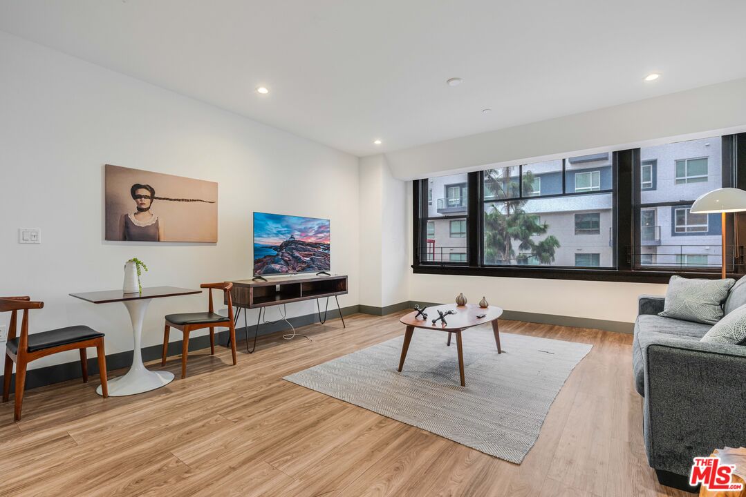932 S Hill St Unit: 405