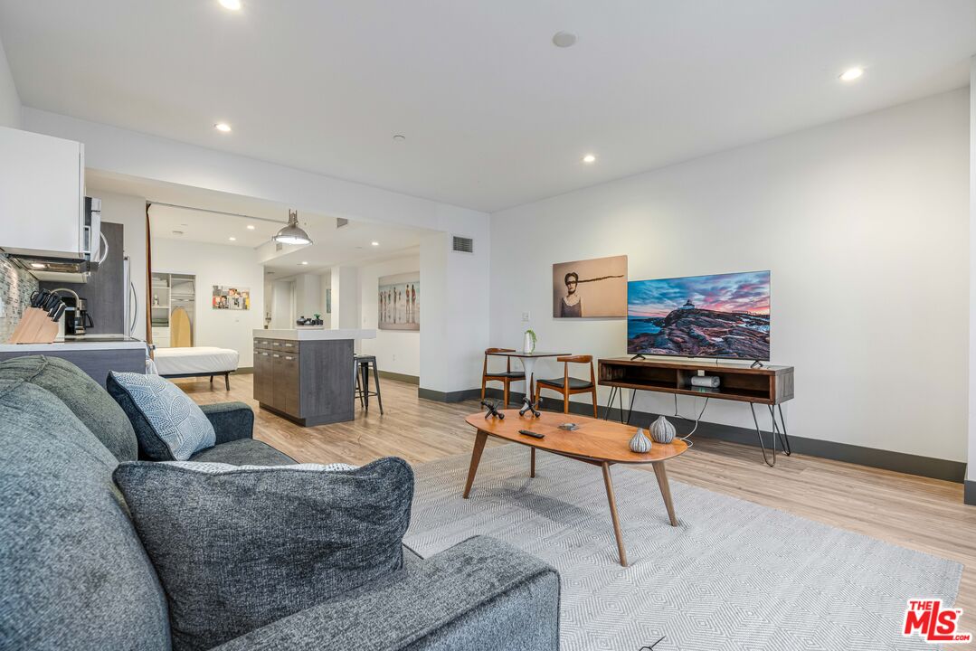 932 S Hill St Unit: 405