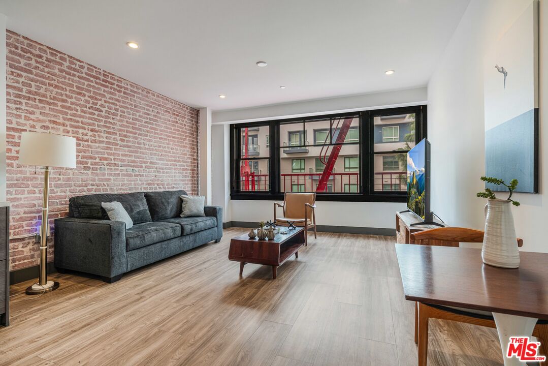 932 S Hill St Unit: 404