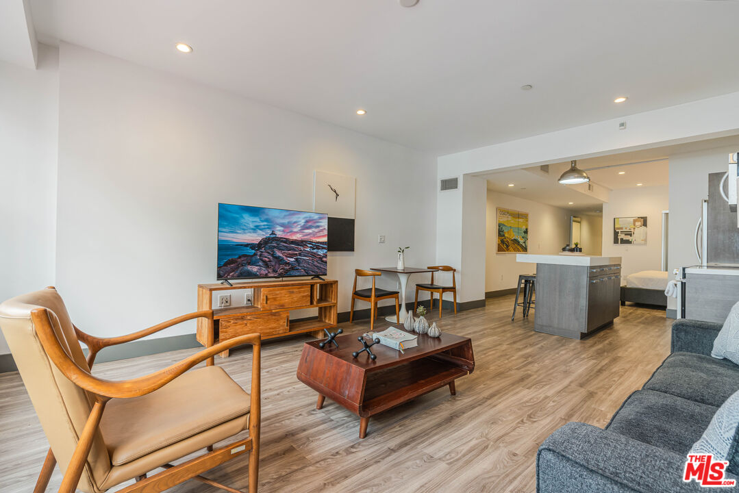 932 S Hill St Unit: 404