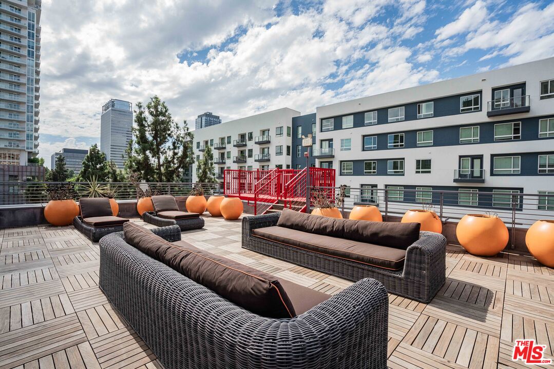 932 S Hill St Unit: 404
