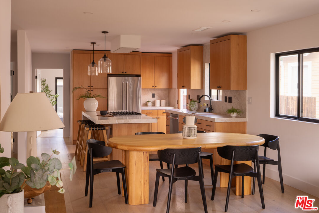 2235 S Mansfield Ave