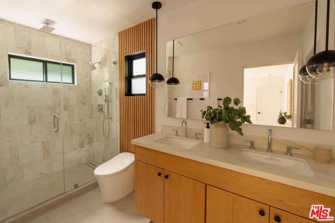 2235 S Mansfield Ave