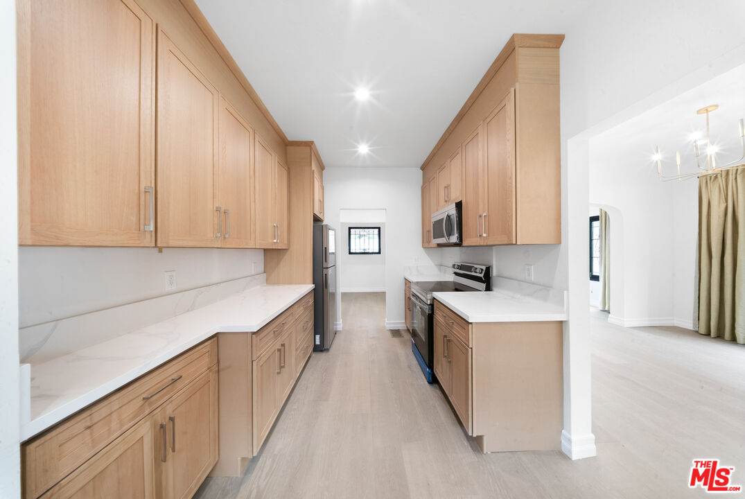 1005 N Genesee Ave
