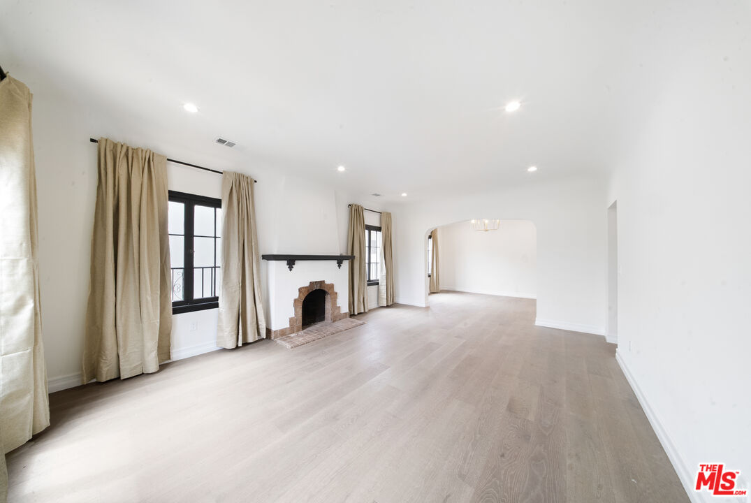 1005 N Genesee Ave