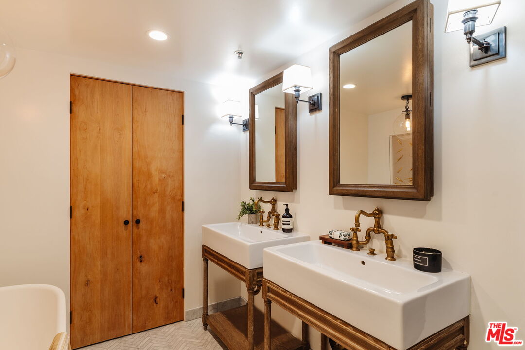 700 Main St Unit: 11