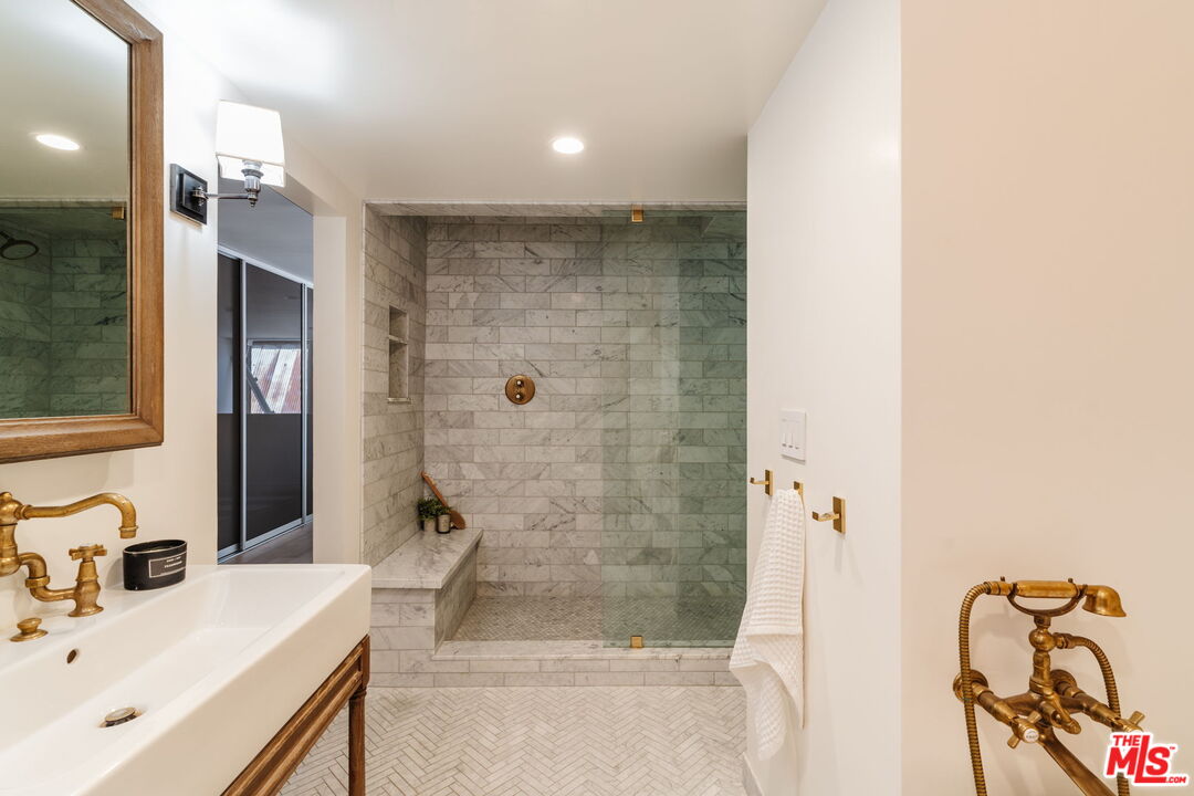 700 Main St Unit: 11