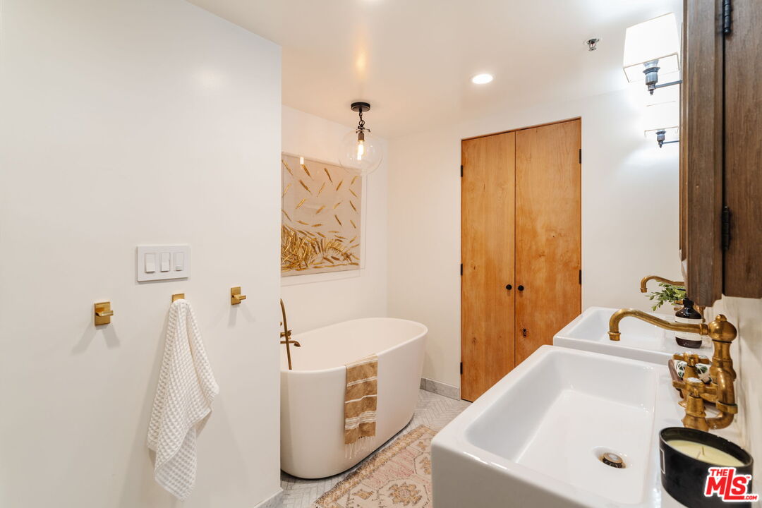 700 Main St Unit: 11
