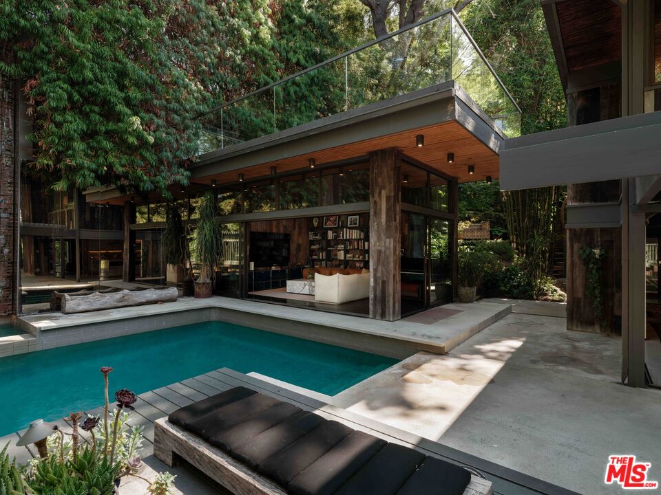 2563 Nichols Canyon Rd