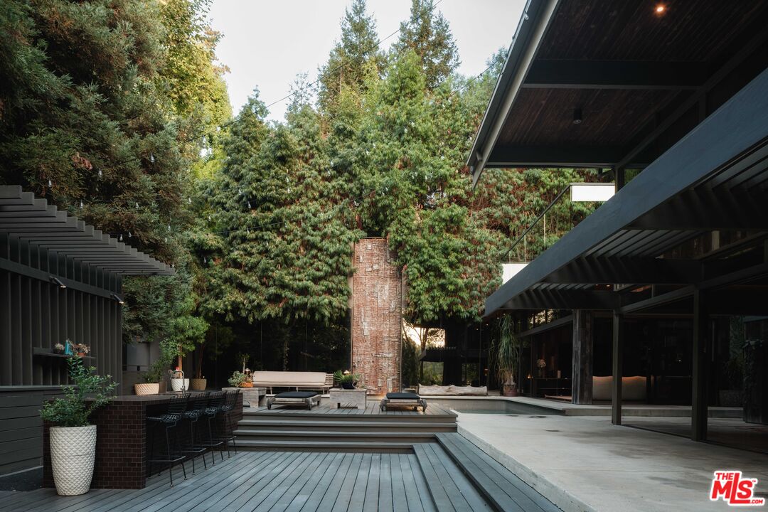 2563 Nichols Canyon Rd