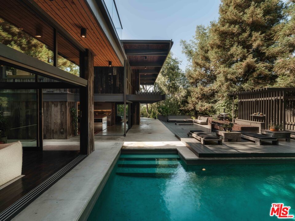 2563 Nichols Canyon Rd