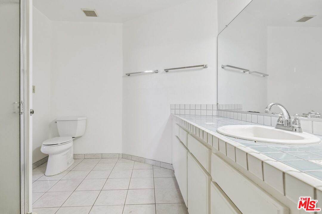 3010 Montrose Ave Unit: 3