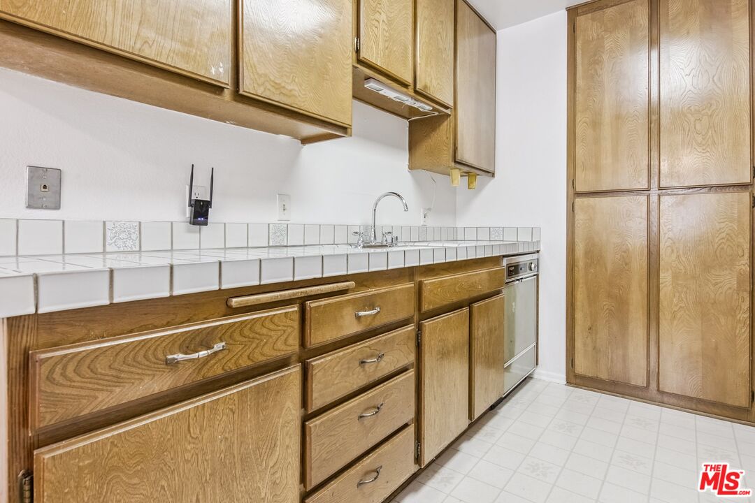 3010 Montrose Ave Unit: 3
