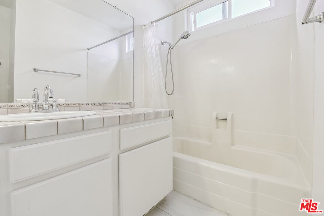 3010 Montrose Ave Unit: 3