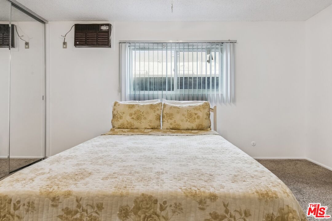 3010 Montrose Ave Unit: 3