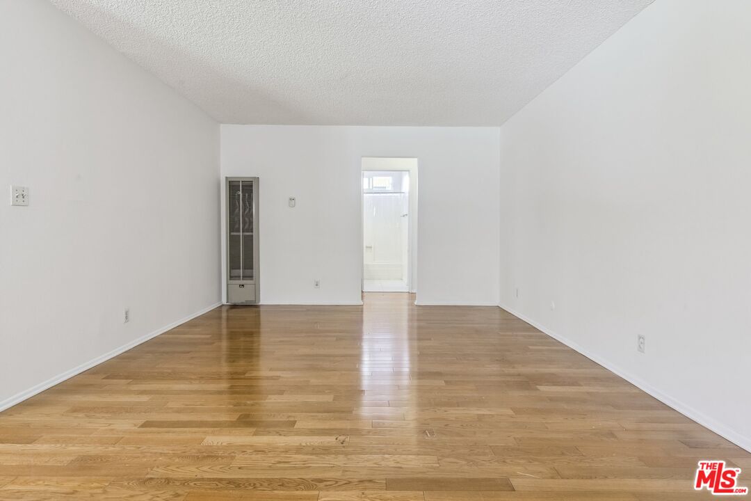 3010 Montrose Ave Unit: 3