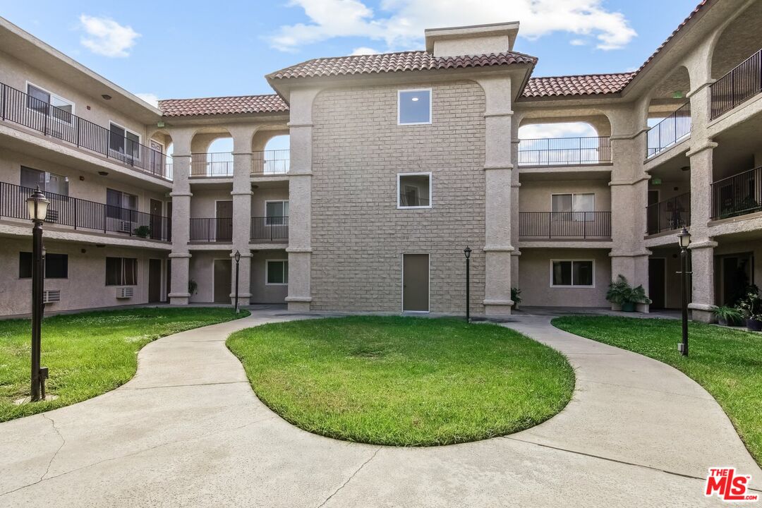 3010 Montrose Ave Unit: 3