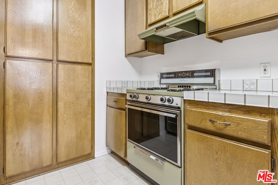 3010 Montrose Ave Unit: 3