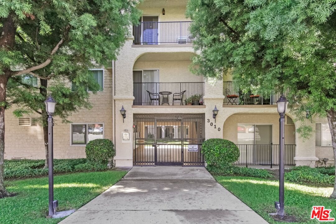 3010 Montrose Ave Unit: 3