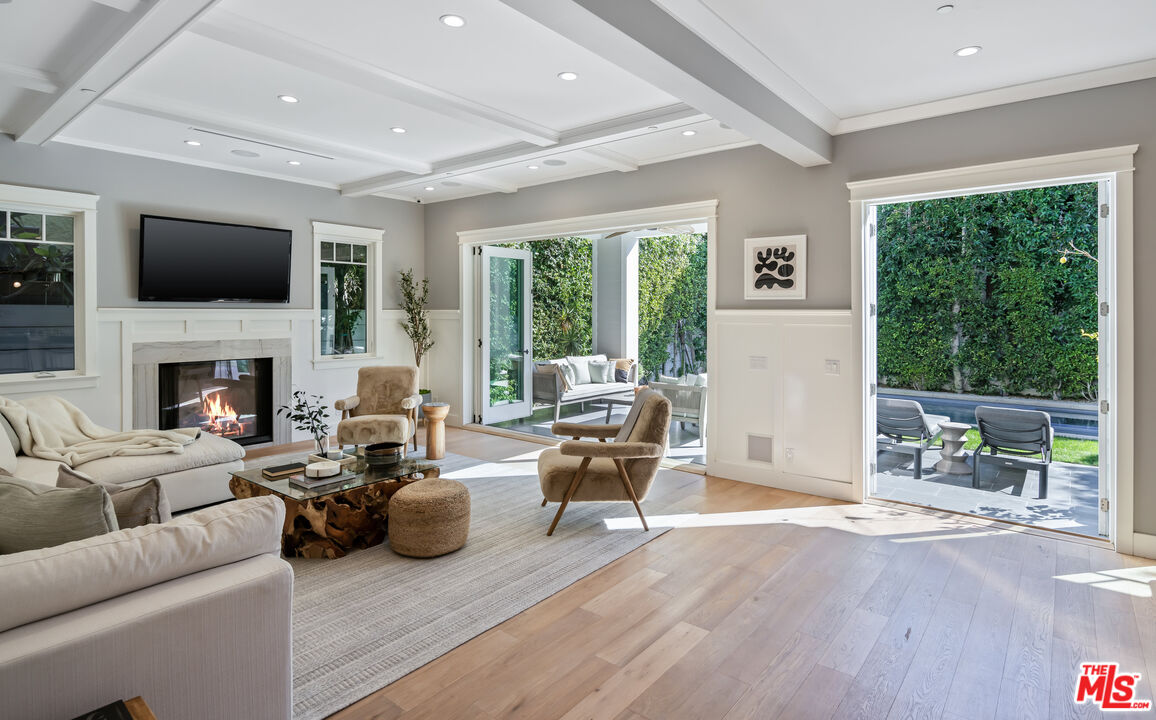 6336 Lindenhurst Ave