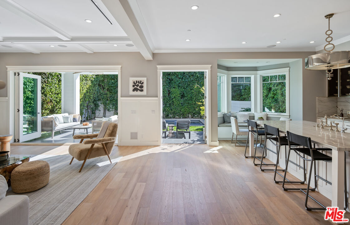 6336 Lindenhurst Ave