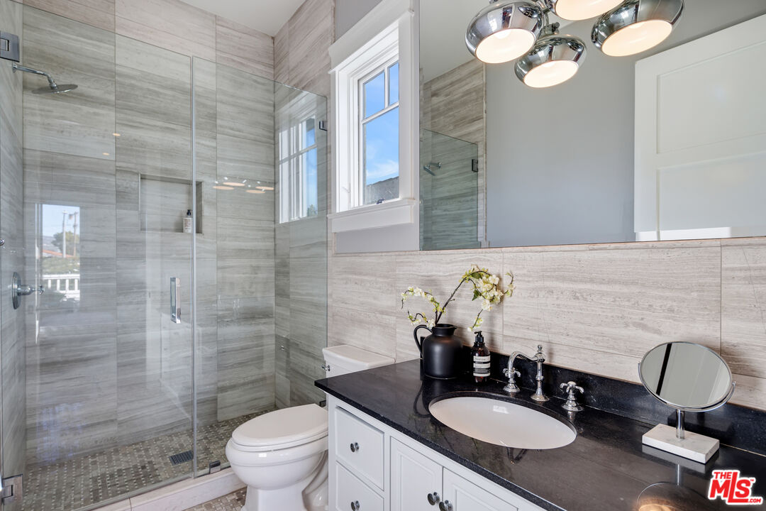 6336 Lindenhurst Ave