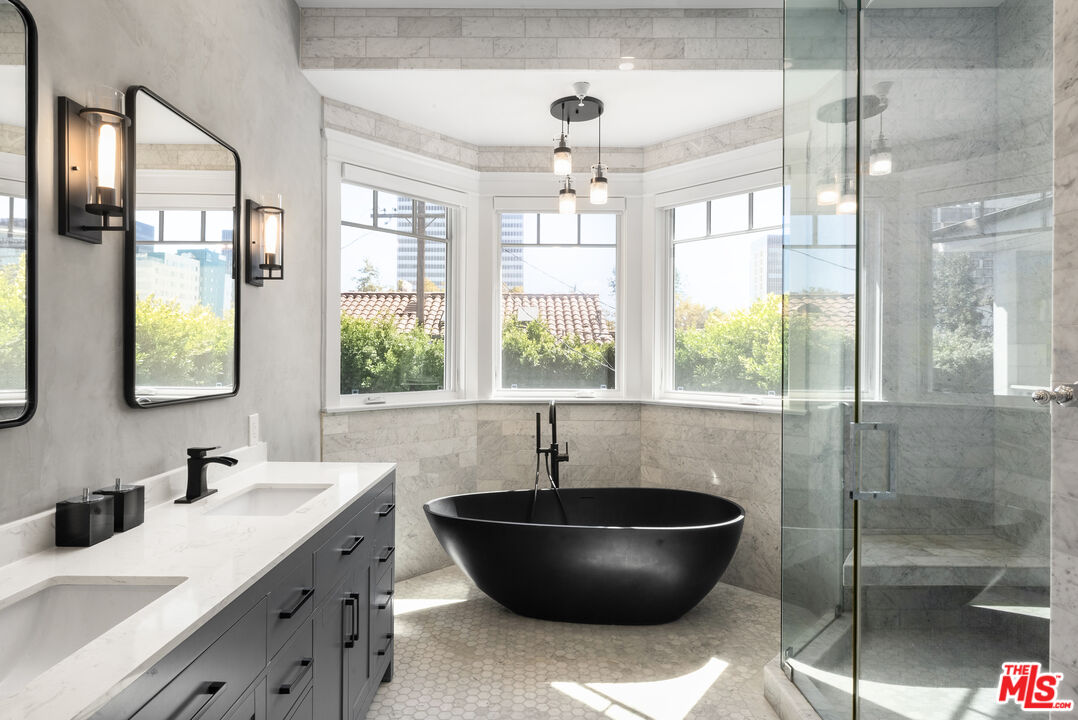 6336 Lindenhurst Ave