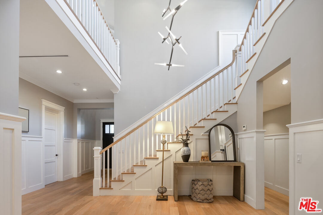 6336 Lindenhurst Ave