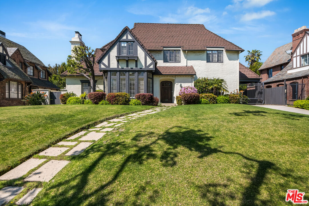 157 N Las Palmas Ave