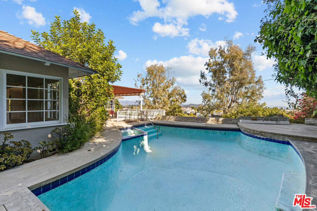 2120 Linda Flora Dr