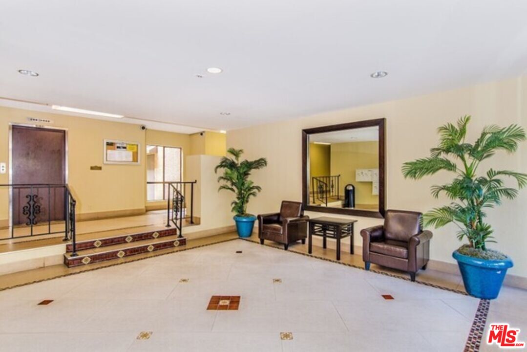1735 N Fuller Ave Unit: 324