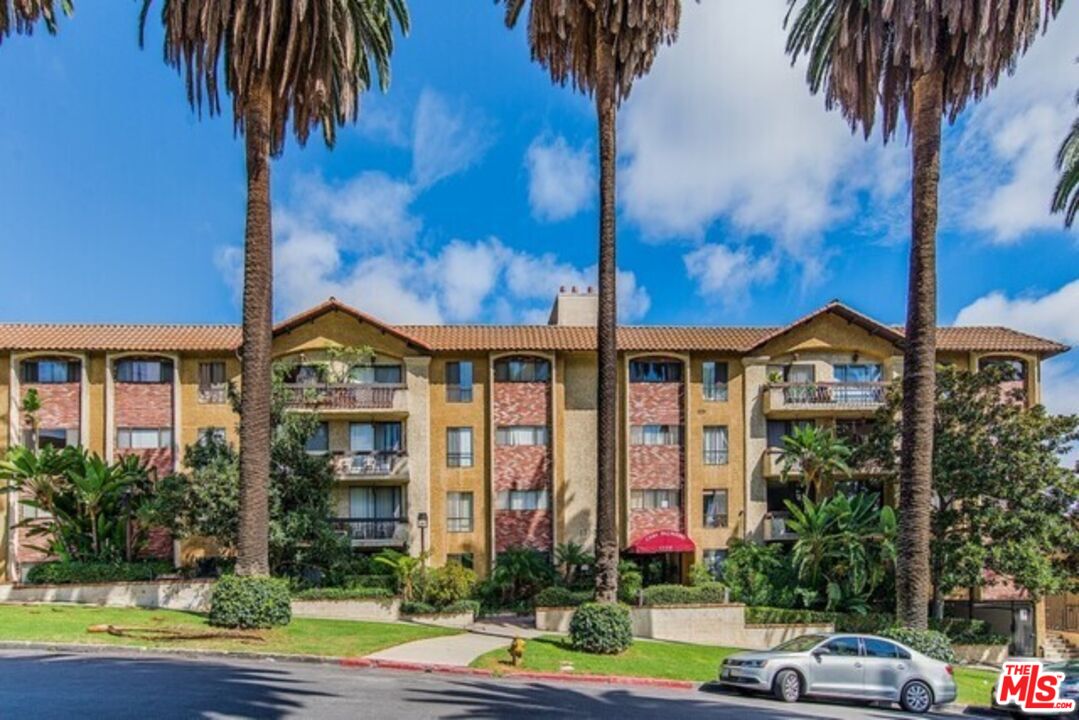 1735 N Fuller Ave Unit: 324
