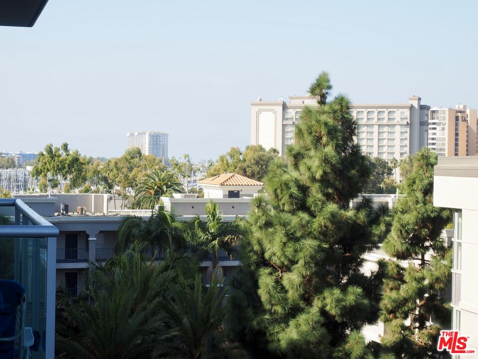 13700 Marina Pointe Dr Unit: 619
