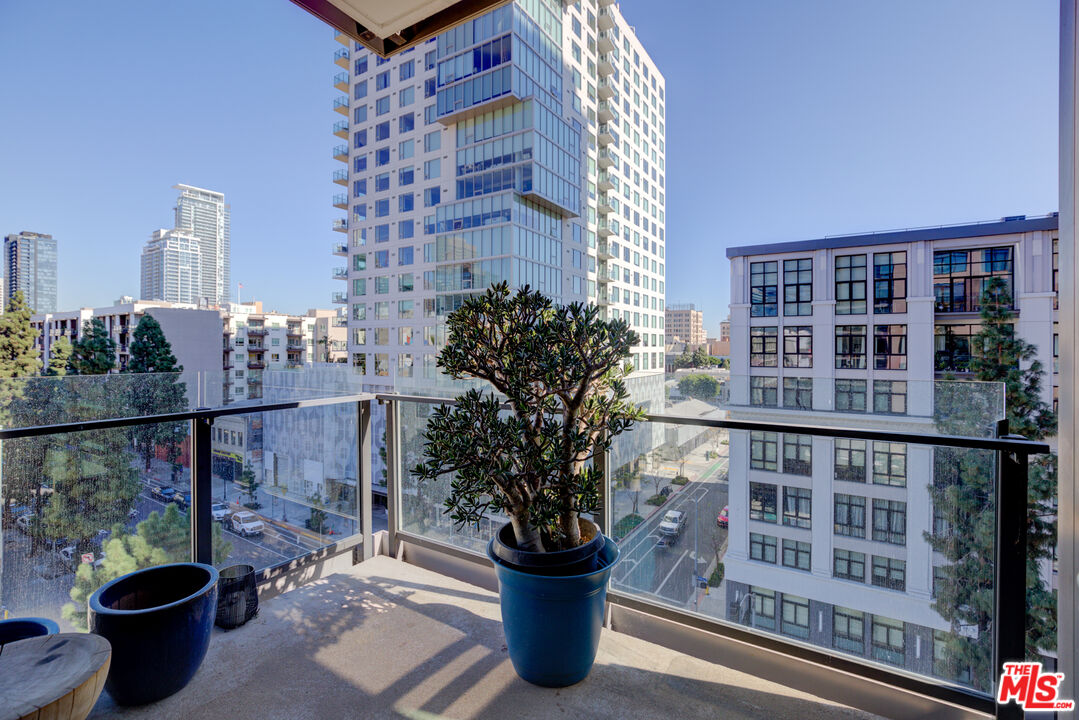 1111 S Grand Ave Unit: 711