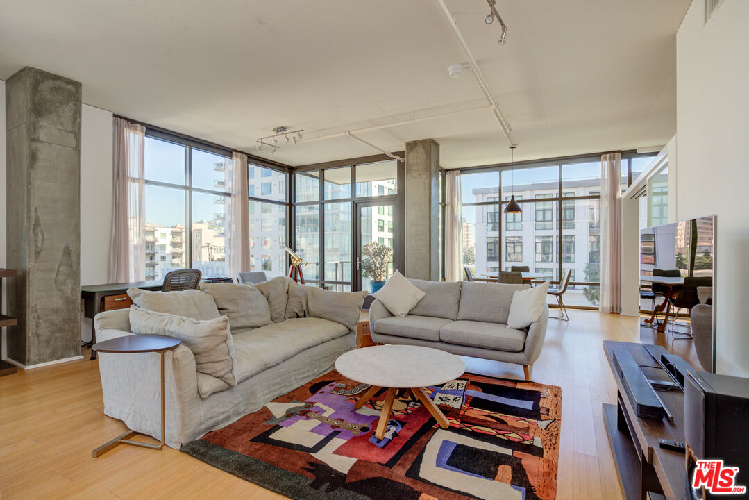 1111 S Grand Ave Unit: 711