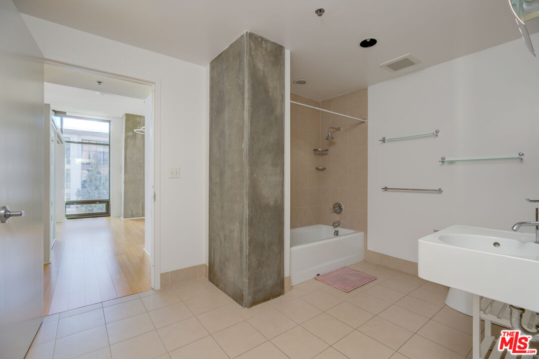 1111 S Grand Ave Unit: 711