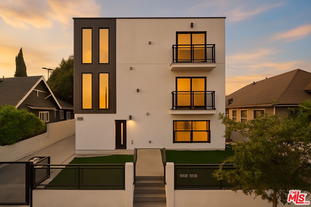 1110 W 40th Pl