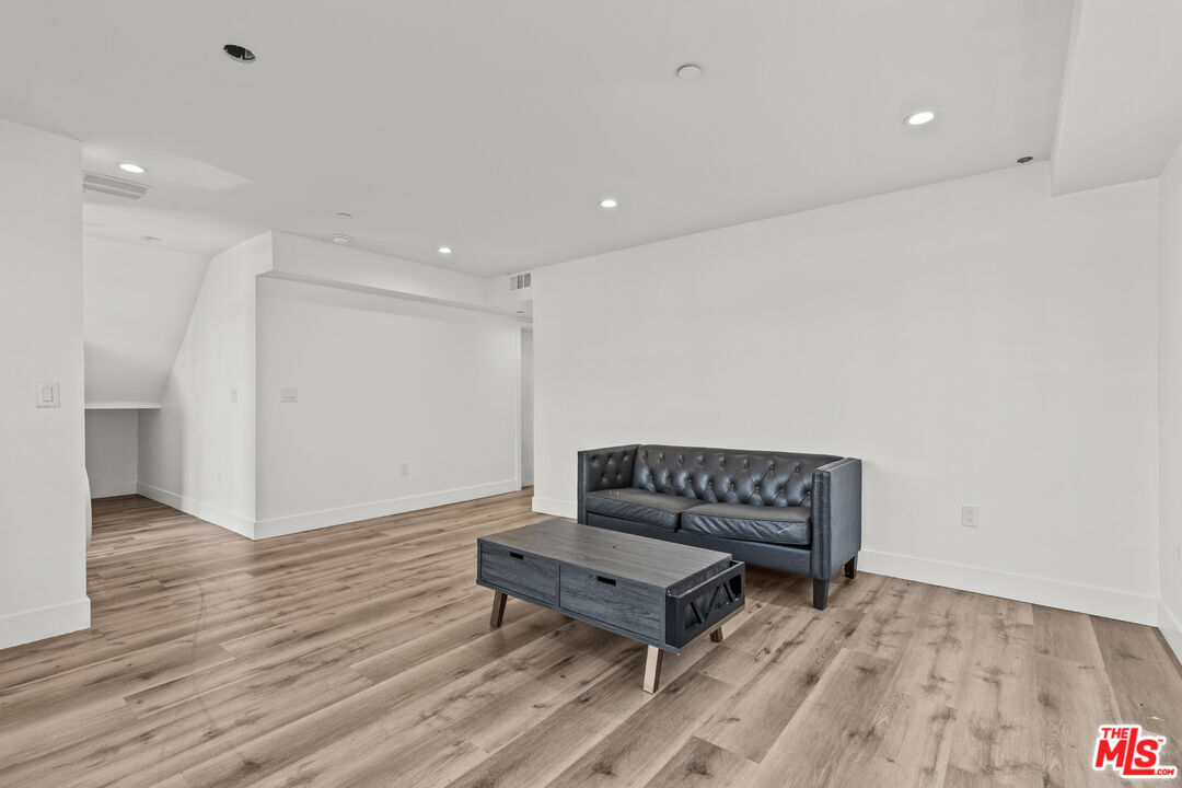 1110 W 40th Pl