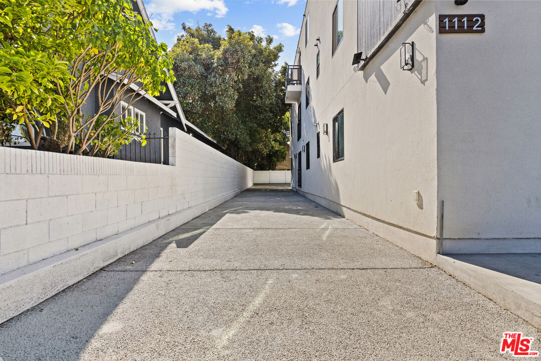 1110 W 40th Pl