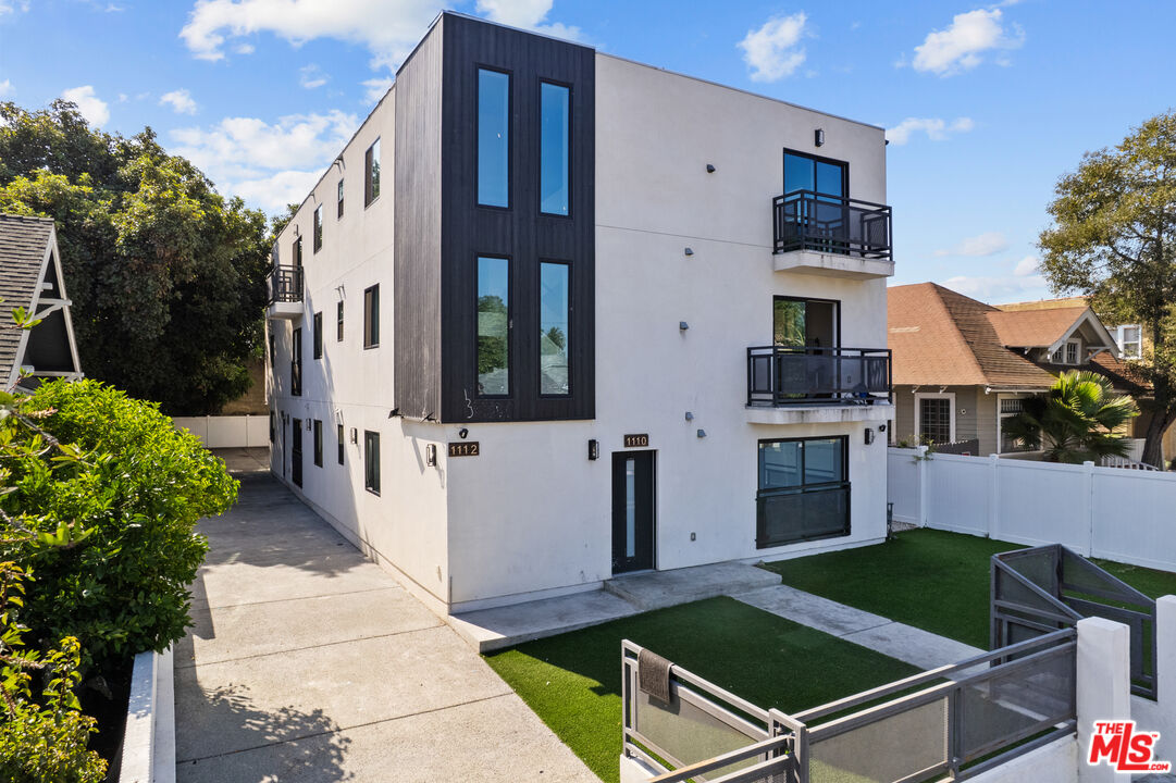 1110 W 40th Pl