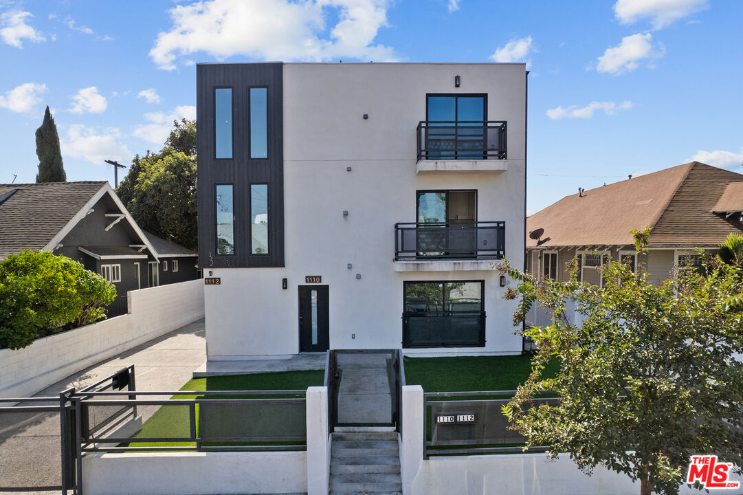 1110 W 40th Pl