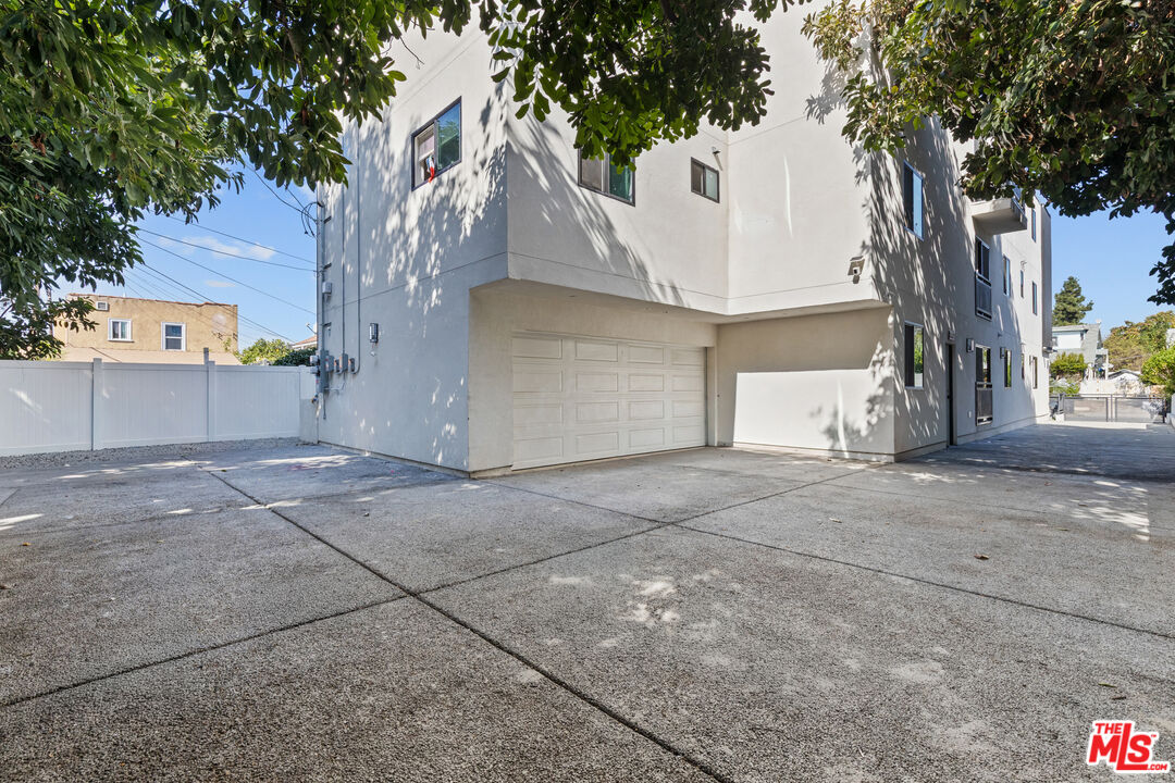 1110 W 40th Pl