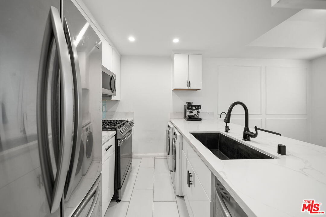 812 N Hudson Ave Unit: 107